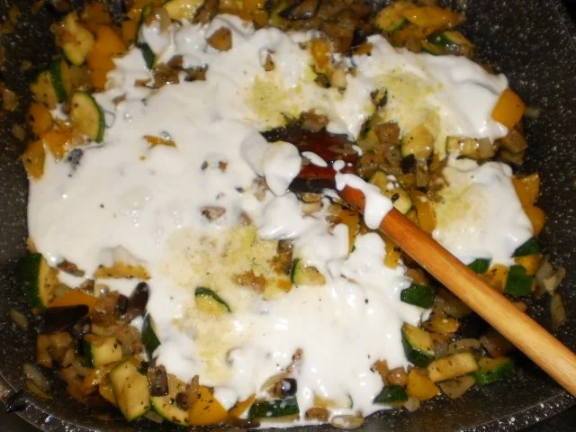 Rezept: Hähnchenkeulen mit gefüllten Nudeln an Gemüsemischung Bild Nr. 18 Hähnchenkeulen mit gefüllten Nudeln an Gemüsemischung - Rezept - Bild Nr. 18