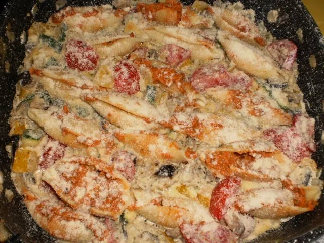 Rezept: Hähnchenkeulen mit gefüllten Nudeln an Gemüsemischung Bild Nr. 21 Hähnchenkeulen mit gefüllten Nudeln an Gemüsemischung - Rezept - Bild Nr. 21