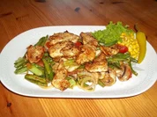 Buntes Pfannengemüse mit knusprigen Hähnchenfiletmedaillons - Rezept