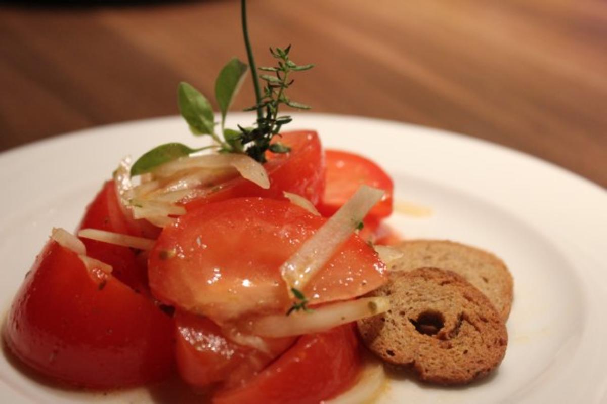 Tomatensalat mit Kräuterpaste - Rezept von kluesener