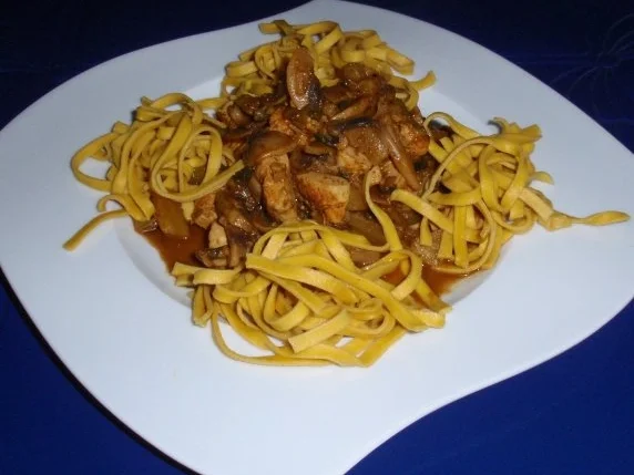 Rezept: Fruchtiges Curry-Hühnchen mit Currynudeln Fruchtiges Curry-Hühnchen mit Currynudeln - Rezept