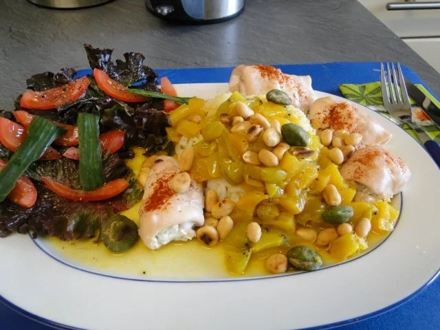 Rezept: Hähnchenbrustfiltlets mit Ziegenkäse gefüllt und gerollt NT in einer Obst-Currysauce NT Hähnchenbrustfiltlets mit Ziegenkäse gefüllt und gerollt NT in einer Obst-Currysauce NT - Rezept