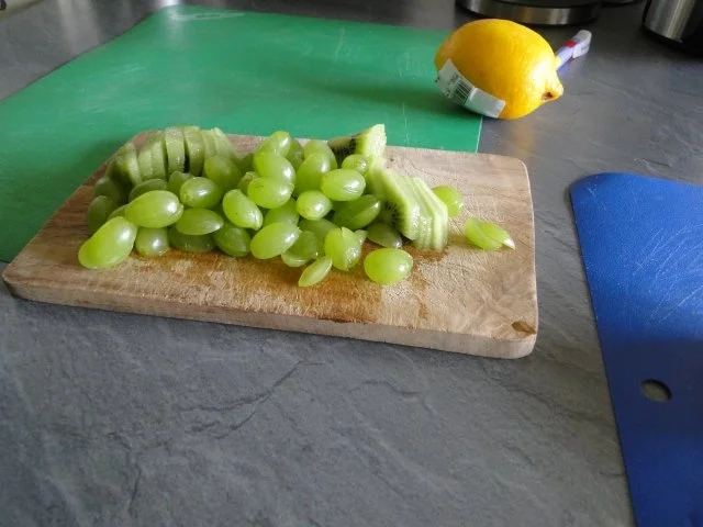 Rezept: Hähnchenbrustfiltlets mit Ziegenkäse gefüllt und gerollt NT in einer Obst-Currysauce NT Bild Nr. 8 Hähnchenbrustfiltlets mit Ziegenkäse gefüllt und gerollt NT in einer Obst-Currysauce NT - Rezept - Bild Nr. 8