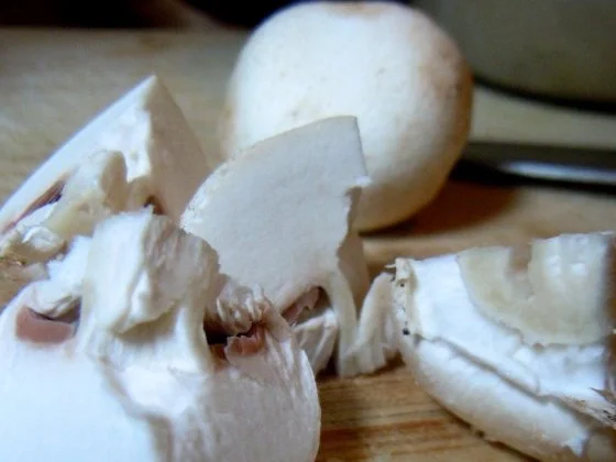 Gebratener Leberkäse mit Champignon-Senf-Sauce und scharfen Kartoffeln - Rezept - Bild Nr. 2