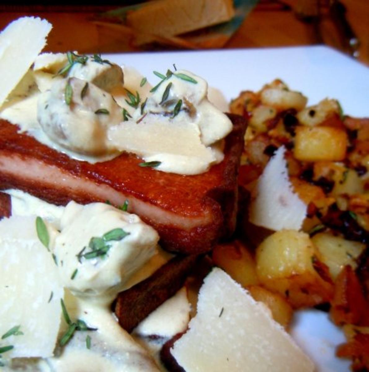 Gebratener Leberkäse mit Champignon-Senf-Sauce und scharfen Kartoffeln - Rezept