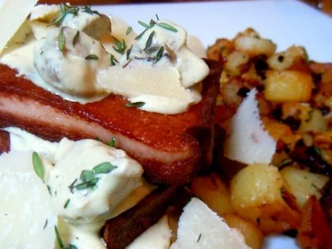 Gebratener Leberkäse mit Champignon-Senf-Sauce und scharfen Kartoffeln - Rezept