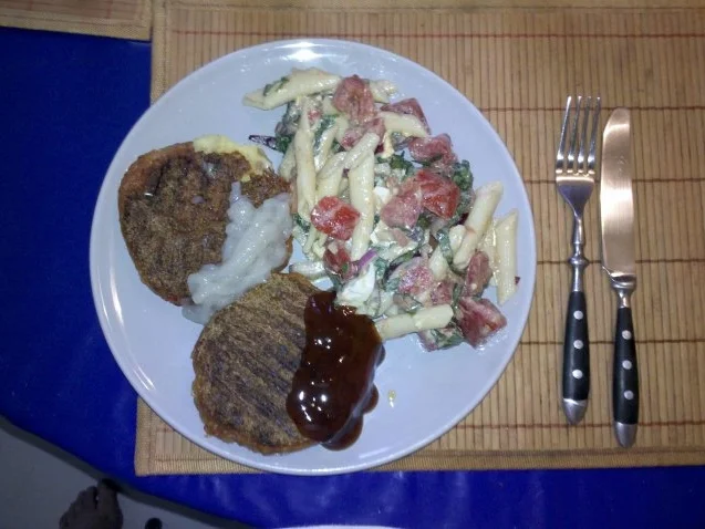 Vegetarisch: Chilli-Bratlinge mit Tomaten-Eier-Nudelsalat - Rezept