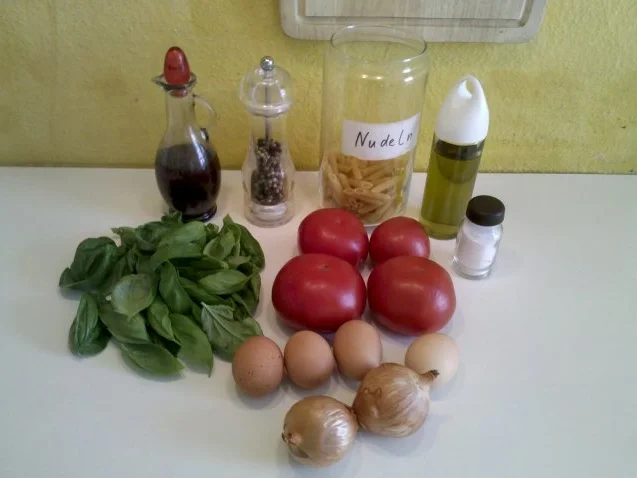 Vegetarisch: Chilli-Bratlinge mit Tomaten-Eier-Nudelsalat - Rezept - Bild Nr. 4