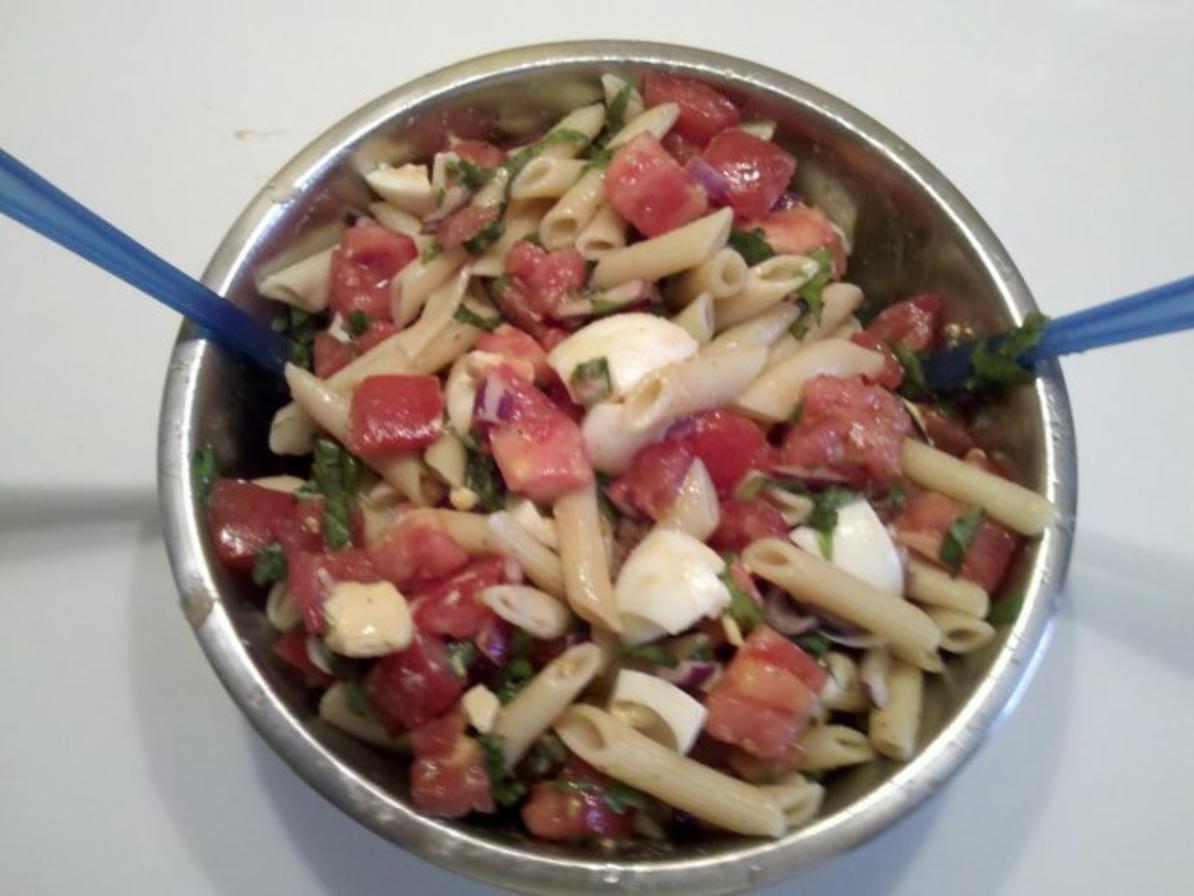 Vegetarisch: Chilli Bratlinge mit Tomaten Eier Nudelsalat - schnell ...