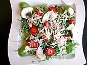 Basilikum-Rucolasalat mit Erdbeeren - Rezept