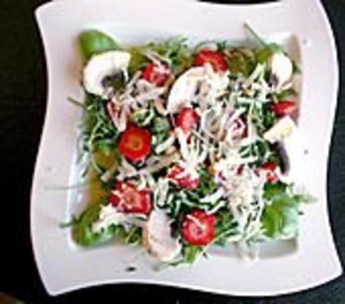 Basilikum-Rucolasalat mit Erdbeeren - Rezept - kochbar.de