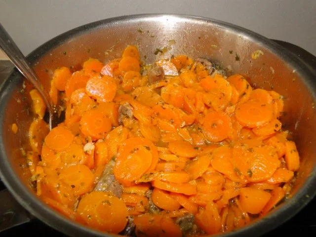 Gewickelte Bratwurst mit Möhrengemüse abgeschmeckt mit dem Gewürzsalz von Dieter, danke - Rezept - Bild Nr. 2