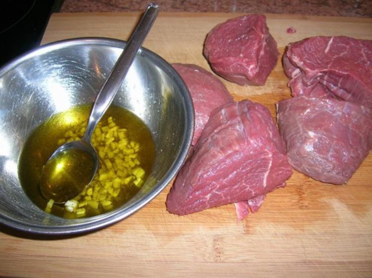 Stufato in Rotwein geschmortes Rindfleisch nach italienischer Art ...
