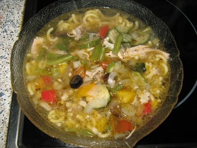 Hühnersuppe mitten im Sommer - daher mediterran angehaucht - Rezept