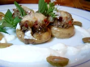 Pikant gefüllte Champignons mit Joghurt-Dipp - Rezept