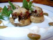 Pikant gefüllte Champignons mit Joghurt-Dipp - Rezept