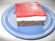 Rezept: Mohnschnitten mit Joghurtcreme und Erdbeergelee Mohnschnitten mit Joghurtcreme und Erdbeergelee - Rezept