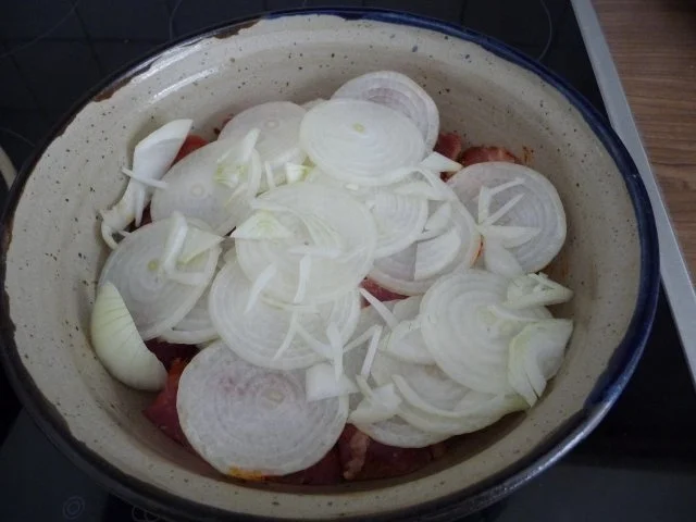 Gulasch : Zwiebelgulasch - aus dem Backofen - auf Spaghetti - Rezept - Bild Nr. 3