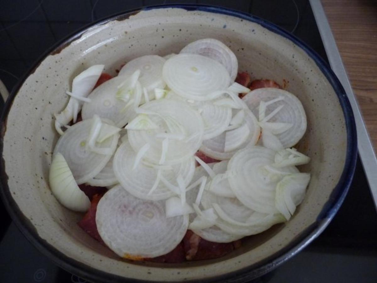 Gulasch : Zwiebelgulasch - aus dem Backofen - auf Spaghetti - Rezept ...