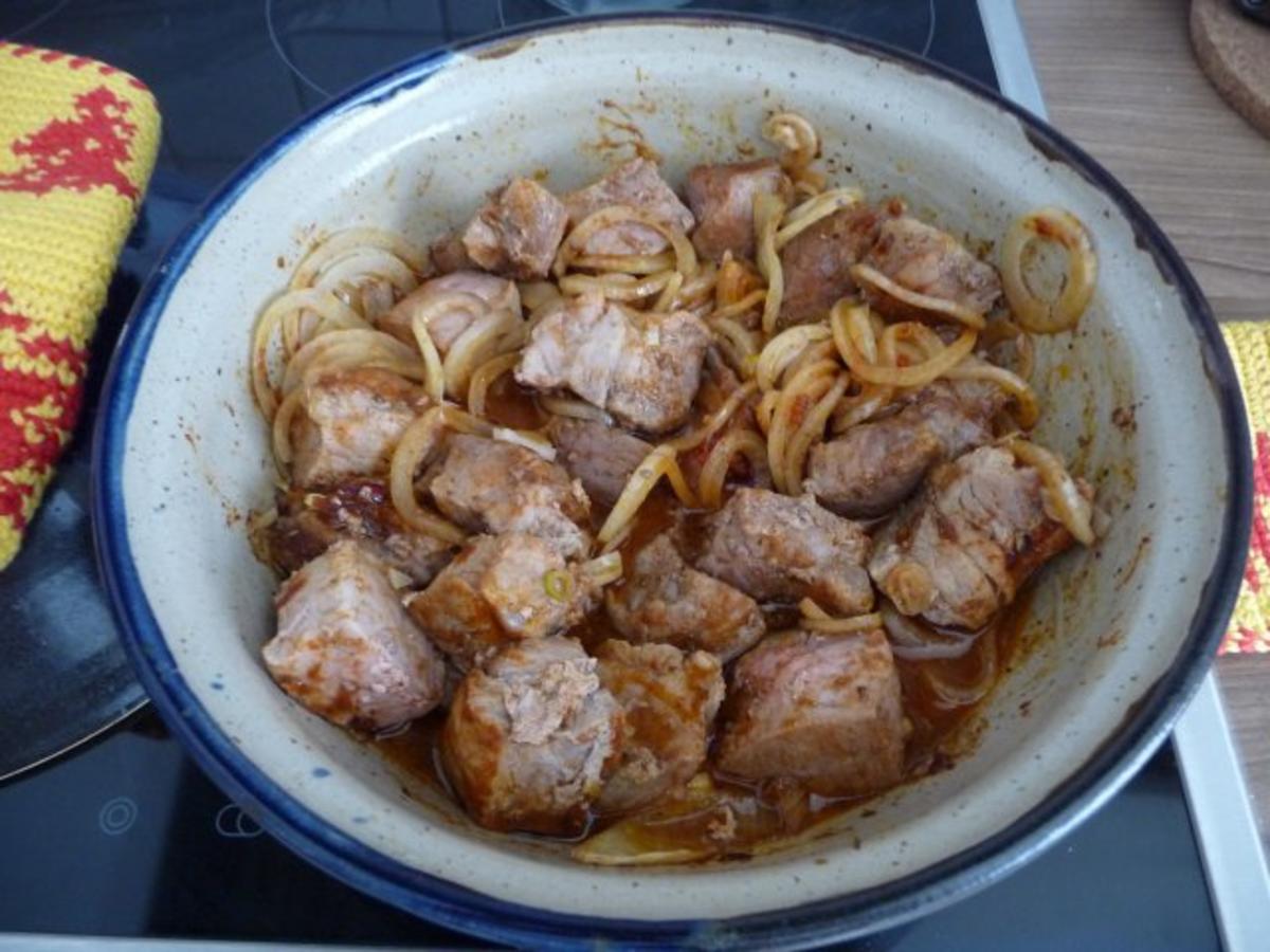 Gulasch : Zwiebelgulasch - aus dem Backofen - auf Spaghetti - Rezept - Bild Nr. 8