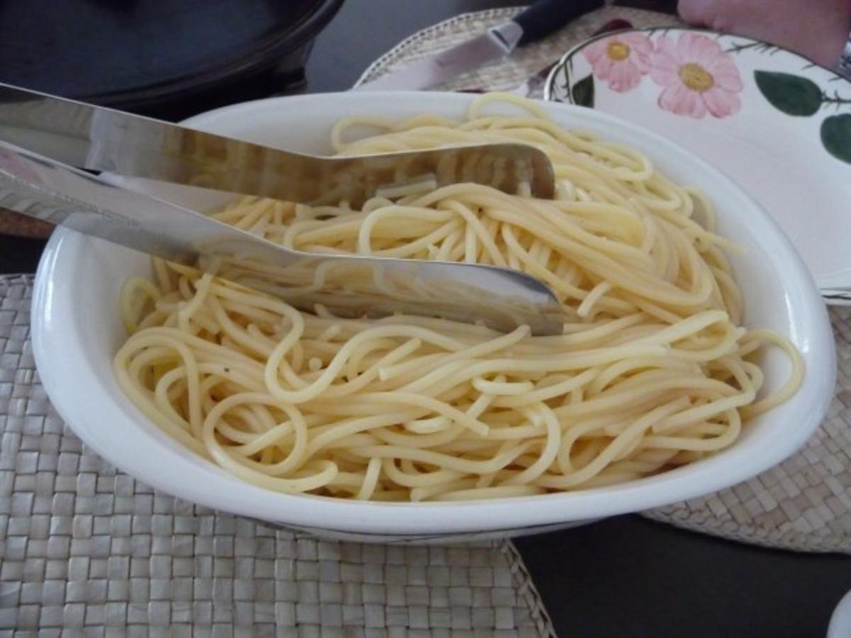 Gulasch : Zwiebelgulasch aus dem Backofen auf Spaghetti - einfach - von ...