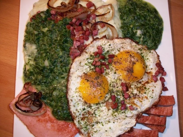 Rezept: Nord trift auf Süd. Leberkäse mit Stampfkartoffeln, Spinat und sauren Spiegelei Nord trift auf Süd. Leberkäse mit Stampfkartoffeln, Spinat und sauren Spiegelei - Rezept