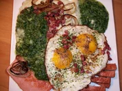 Nord trift auf Süd. Leberkäse mit Stampfkartoffeln, Spinat und sauren Spiegelei - Rezept