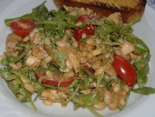 Mediterraner Bohnensalat mit Rucola,Tomaten und Thunfisch - Rezept