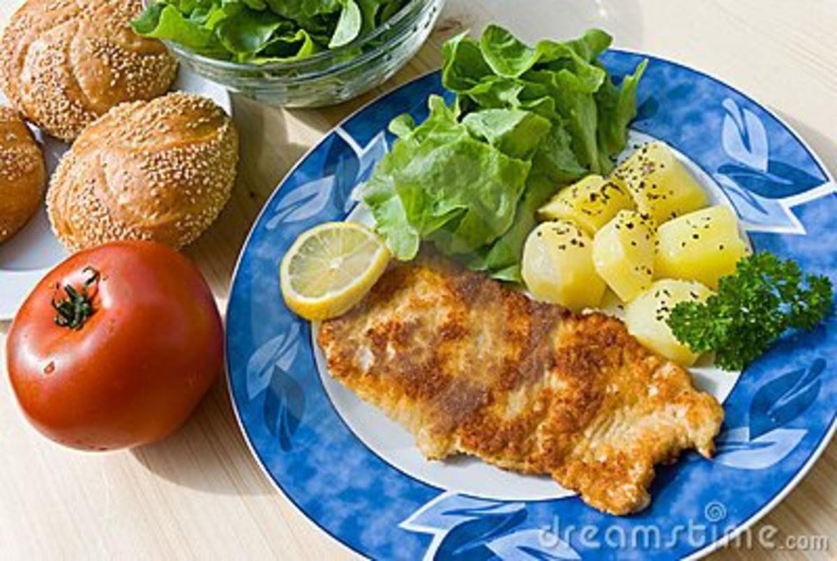 Schnitzel paniert mit Backofenkartoffeln und Salat - Rezept