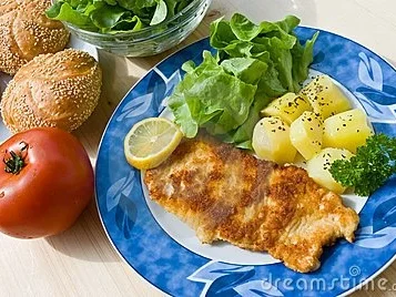 Schnitzel paniert mit Backofenkartoffeln und Salat - Rezept