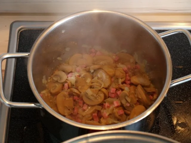 Tortellini mit einer leckeren aber mächtigen Soße - Rezept - Bild Nr. 3