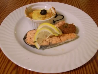 Thymiansteak vom Lachs mit mediterraner Gemüselasagne an rotem Pesto - Rezept