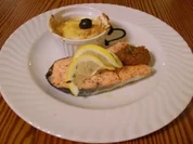 Rezept: Thymiansteak vom Lachs mit mediterraner Gemรผselasagne an rotem Pesto Thymiansteak vom Lachs mit mediterraner Gemรผselasagne an rotem Pesto - Rezept