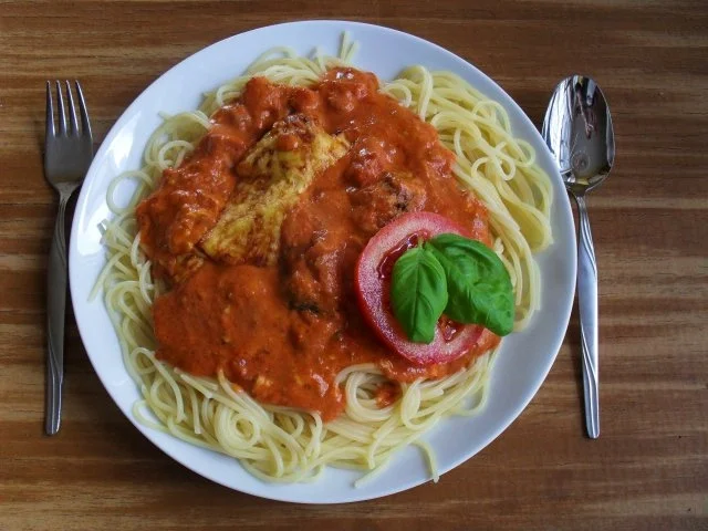 Pizza-Bällekes in Tomatenrahm - Rezept