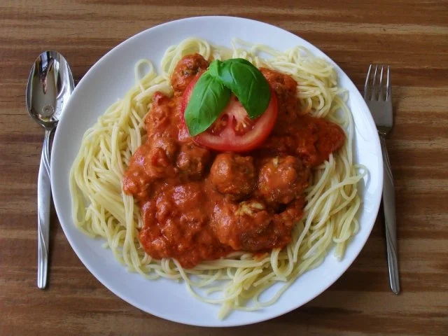 Pizza-Bällekes in Tomatenrahm - Rezept - Bild Nr. 2