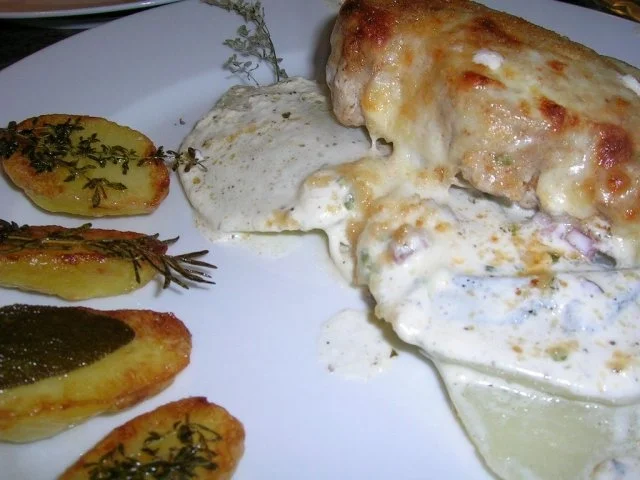 Rezept: Schweinesteaks auf Kohlrabi mit Mozzarella überbacken an Hinguck Kartoffeln Bild Nr. 3 Schweinesteaks auf Kohlrabi mit Mozzarella überbacken an Hinguck Kartoffeln - Rezept - Bild Nr. 3