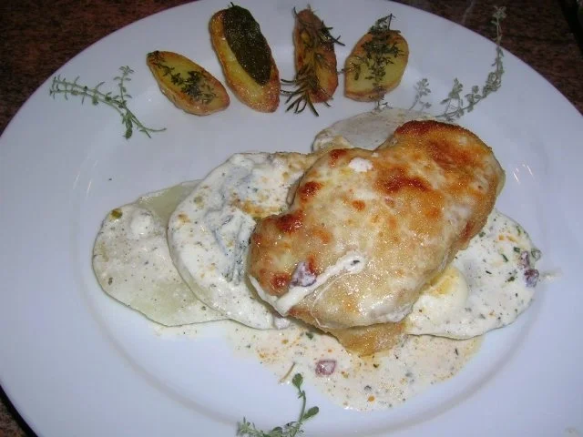 Rezept: Schweinesteaks auf Kohlrabi mit Mozzarella überbacken an Hinguck Kartoffeln Bild Nr. 6 Schweinesteaks auf Kohlrabi mit Mozzarella überbacken an Hinguck Kartoffeln - Rezept - Bild Nr. 6