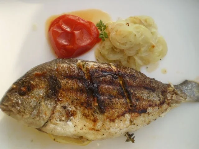 Gegrillte Dorade mit Wasabizwiebeln und Kräutertomaten - Rezept