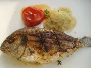 Gegrillte Dorade mit Wasabizwiebeln und Kräutertomaten - Rezept