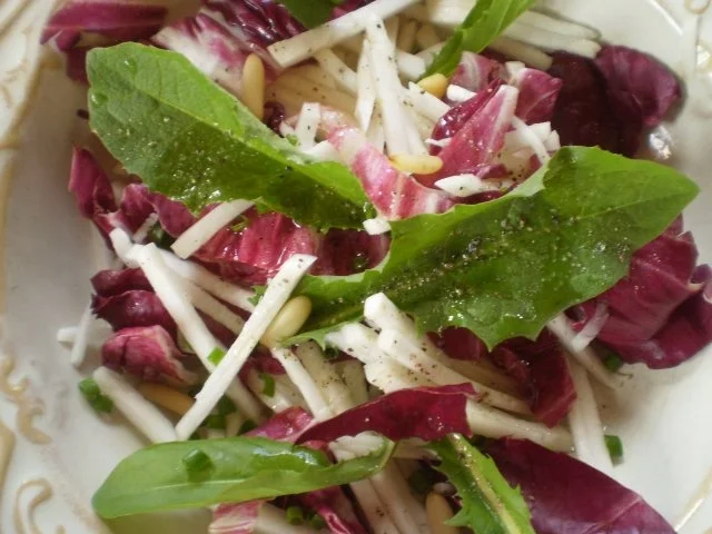 Rezept: Salat von der weißen Rübe mit Radicchio und Löwenzahn Salat von der weißen Rübe mit Radicchio und Löwenzahn - Rezept
