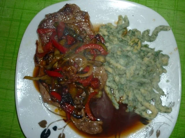 Zigeunerrostbraten an Kräuterspätzle - Rezept