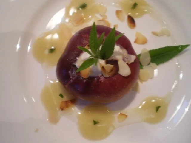 Weinbergnektarine mit Mandeln gefüllt , Mandelsoße und Verveinesirup - Rezept