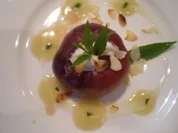 Weinbergnektarine mit Mandeln gefüllt , Mandelsoße und Verveinesirup - Rezept