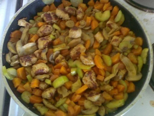 Rezept: Gemüsepfanne mit Putengrillies Gemüsepfanne mit Putengrillies - Rezept