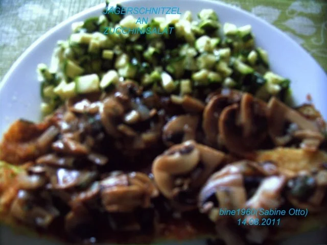 Rezept: JÄGERSCHNITZEL AN ZUCCHINISALAT JÄGERSCHNITZEL AN ZUCCHINISALAT - Rezept