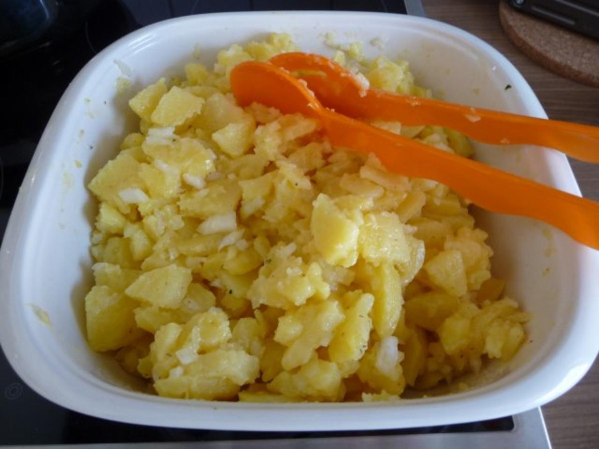 Geflügel : Rosmarinhähnchen aus dem Backofen mit schwäbischen Kartoffelsalat - Rezept - Bild Nr. 4