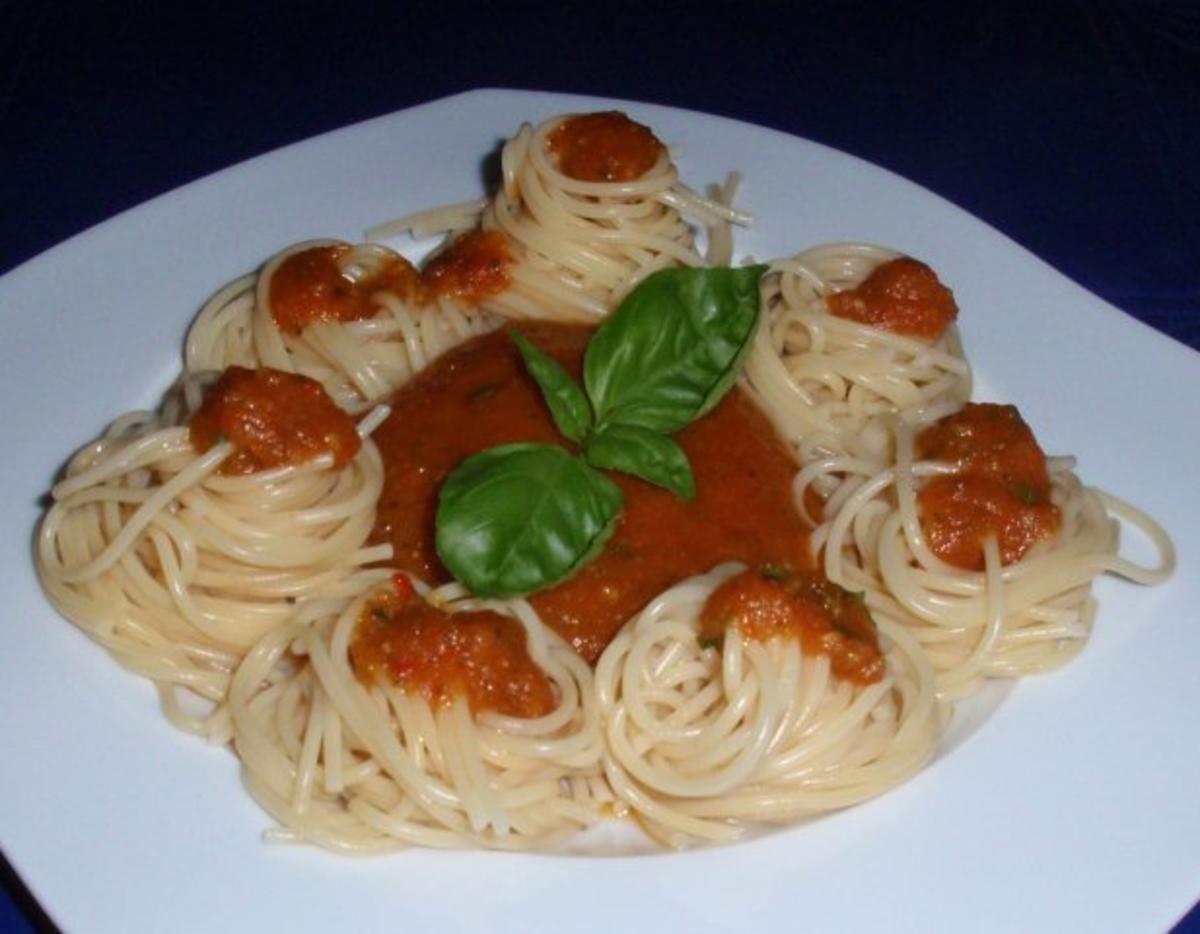 Scharfe Tomatensoße mit Spaghetti - Rezept