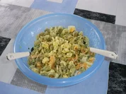 Bunter Nudelsalat mit Kräutern - Rezept