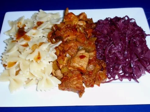 Rezept: Apfel-Rotkohl mit Filetgulasch und Schleifchennudeln Apfel-Rotkohl mit Filetgulasch und Schleifchennudeln - Rezept