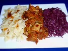 Rezept: Apfel-Rotkohl mit Filetgulasch und Schleifchennudeln Apfel-Rotkohl mit Filetgulasch und Schleifchennudeln - Rezept